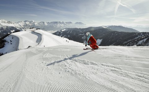 Wilde Abfahrt beim Skifahren in Österreich