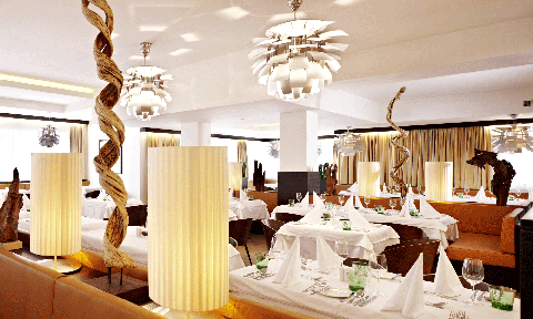 Romantisches Dinner im Weihnachtsurlaub in Österreich im Hotel Alpen Karawanserai width=